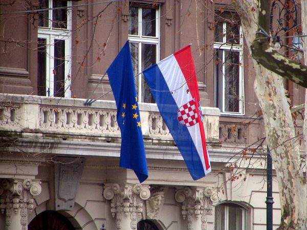 Le drapeau européen et le drapeau croate sur le Ministère des Affaires étrangères et pour l'Intégration européenne. Photo : Bogdan Giuşcă