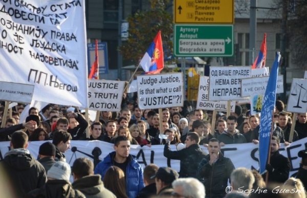 Manifestation à Belgrade le 4 décembre 2012 pour protester contre l'acquittement des généraux croates. Photo : Sophie Guesné