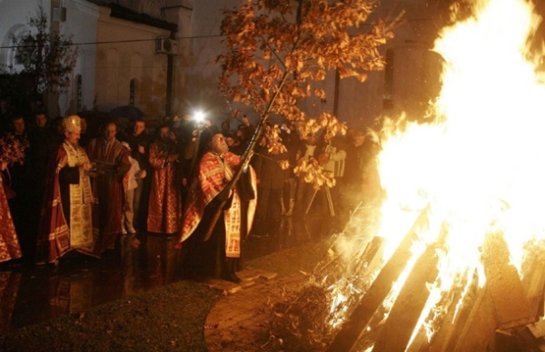 Un prêtre orthodoxe serbe met le feu au Badnjak pour les célébrations de Noël à la cathédrale de Sainte Sava à Belgrade. Crédits photos : Wikipedia/CC/Lazar